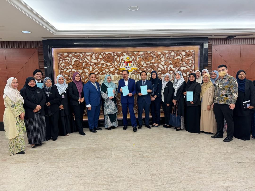 AGCPutrajaya's tweet photo. 27 Mac 2024 | Bacaan Kali Kedua dan Ketiga RUU Keselamatan Siber di Dewan Rakyat

Rang Undang-Undang (RUU) Keselamatan Siber telah diluluskan di Dewan Rakyat, pegawai Jabatan Peguam Negara telah terlibat sepanjang penggubalan RUU tersebut.

#jabatanpeguamnegara
#malaysiamadani https://t.co/VJ9HqqwvK5