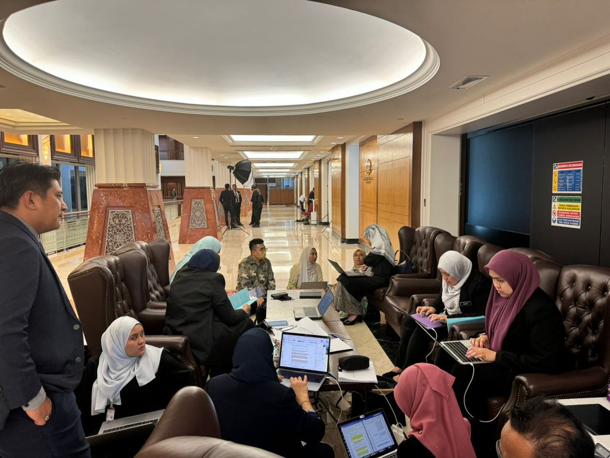 AGCPutrajaya's tweet photo. 27 Mac 2024 | Bacaan Kali Kedua dan Ketiga RUU Keselamatan Siber di Dewan Rakyat

Rang Undang-Undang (RUU) Keselamatan Siber telah diluluskan di Dewan Rakyat, pegawai Jabatan Peguam Negara telah terlibat sepanjang penggubalan RUU tersebut.

#jabatanpeguamnegara
#malaysiamadani https://t.co/VJ9HqqwvK5