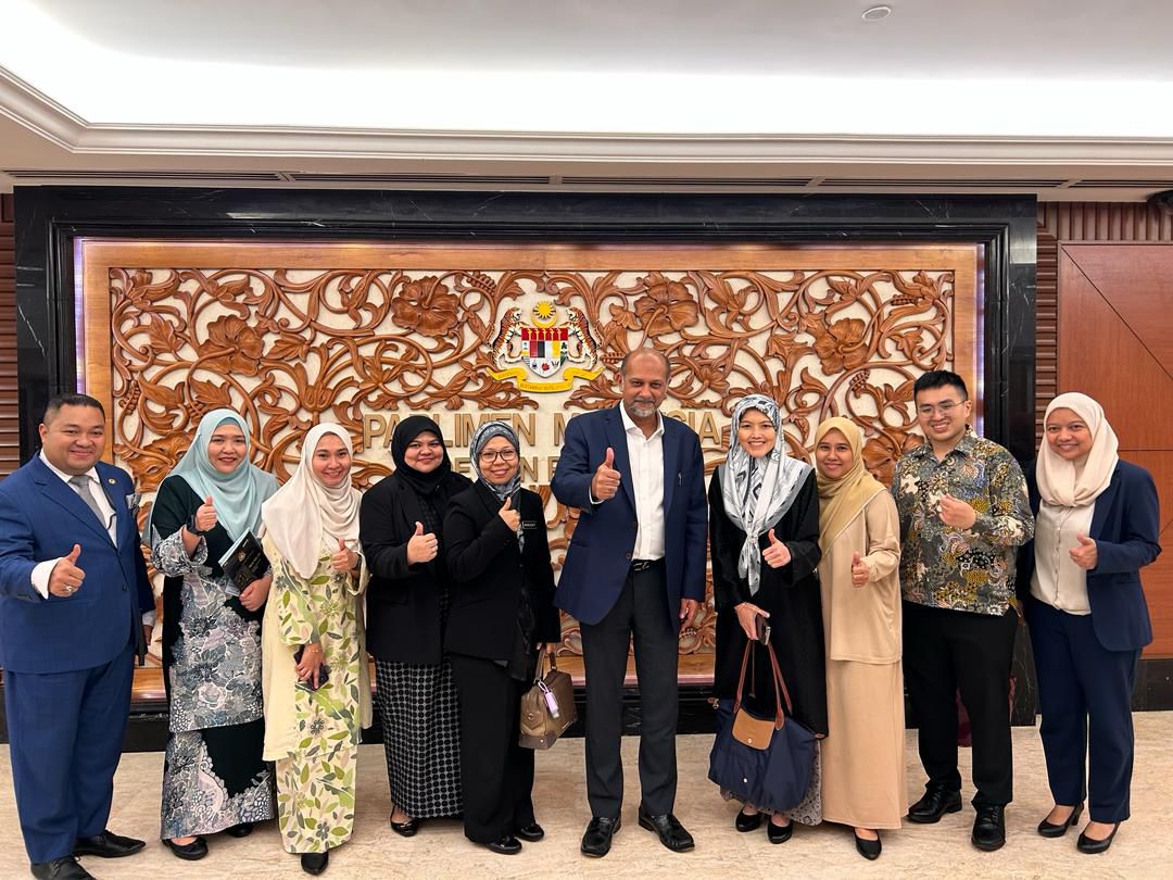 AGCPutrajaya's tweet photo. 27 Mac 2024 | Bacaan Kali Kedua dan Ketiga RUU Keselamatan Siber di Dewan Rakyat

Rang Undang-Undang (RUU) Keselamatan Siber telah diluluskan di Dewan Rakyat, pegawai Jabatan Peguam Negara telah terlibat sepanjang penggubalan RUU tersebut.

#jabatanpeguamnegara
#malaysiamadani https://t.co/VJ9HqqwvK5