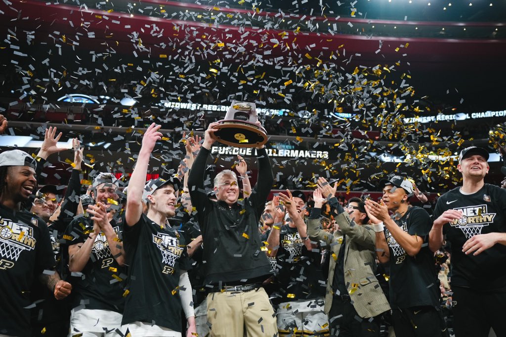 GPPbasketball's tweet photo. Congratulations to @3bradensmith and @BoilerBall ! Special season and a special player! 🔴⚫️⚪️ https://t.co/al5y9LE8ad