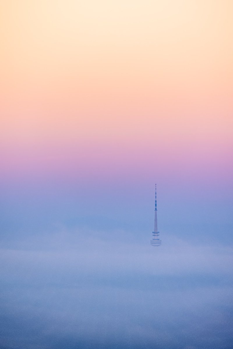 It was an absolutely glorious morning to say hello to Easter Monday. Have a lovely day. 🧡🩷💙 . . . #sunrise #foggysunrise #telstratower #viewfromthetop #mountainslie @visitcanberra @Australia @Telstra @Canberra