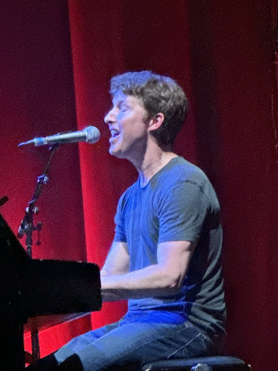 Just seen @JamesBlunt at @BristolBeacon and it was super brilliant! Thank you for cancelling your day off so we could sing with you! @lspraggan was supporting and she was ace, downloading her music now! BOOM! Thank you