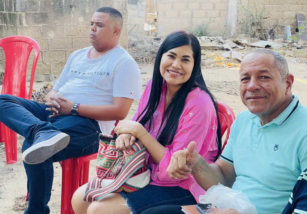 carolinaissam's tweet image. Las comunidades nos cuentan sus experiencias, sus búsquedas, sus sueños, sus logros. Y en este #DomingoDeResurreccion desde la comuna cuatro, en Maicao, continuamos con la apasionante tarea de escucharles para promover posibles soluciones. Sus voces, nos unen. #SoyComunal.