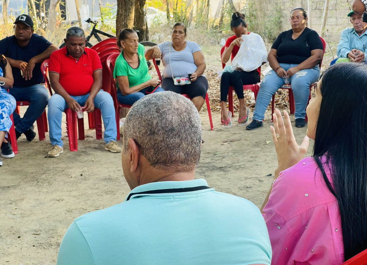 carolinaissam's tweet image. Las comunidades nos cuentan sus experiencias, sus búsquedas, sus sueños, sus logros. Y en este #DomingoDeResurreccion desde la comuna cuatro, en Maicao, continuamos con la apasionante tarea de escucharles para promover posibles soluciones. Sus voces, nos unen. #SoyComunal.