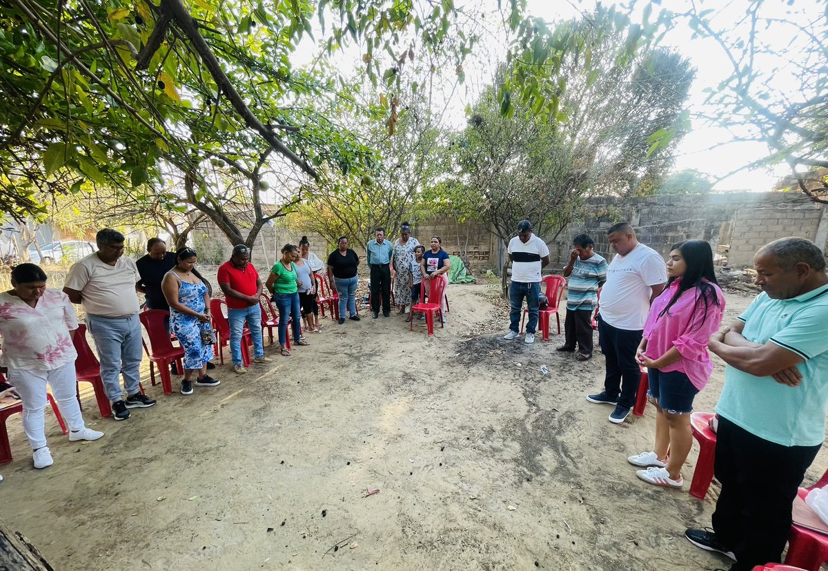 carolinaissam's tweet image. Las comunidades nos cuentan sus experiencias, sus búsquedas, sus sueños, sus logros. Y en este #DomingoDeResurreccion desde la comuna cuatro, en Maicao, continuamos con la apasionante tarea de escucharles para promover posibles soluciones. Sus voces, nos unen. #SoyComunal.