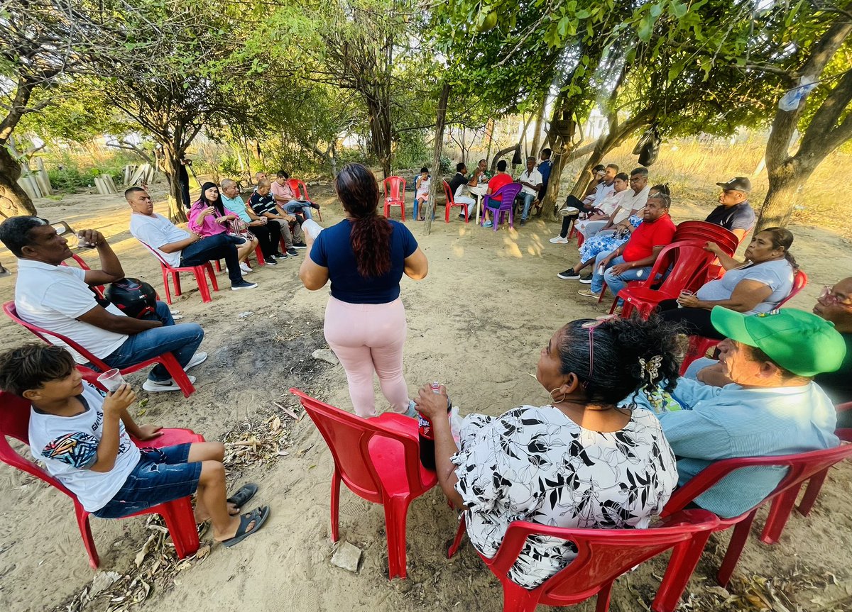carolinaissam's tweet image. Las comunidades nos cuentan sus experiencias, sus búsquedas, sus sueños, sus logros. Y en este #DomingoDeResurreccion desde la comuna cuatro, en Maicao, continuamos con la apasionante tarea de escucharles para promover posibles soluciones. Sus voces, nos unen. #SoyComunal.