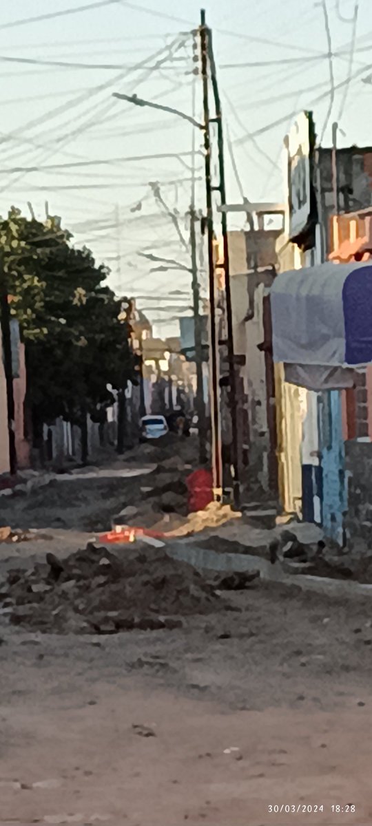 #SLP | Así la calle de Independencia, de Mascorro hacía Miguel Barragán.
#BarrioDeSanMiguelito y para variar, sin agua desde hace casi 1 año. 
@Interapas
@seduvopsanluis 
#YaSeNota que a @RGC_Mx siempre le ha valido madre gobernar, así como dejó Chole, así dejará el estado.