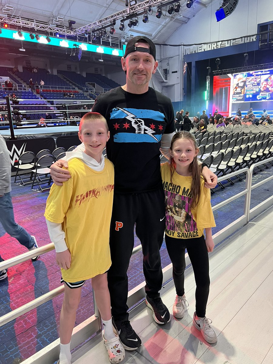 jt23j's tweet photo. First timers…
#WWESyracuse https://t.co/py25Luvqg2