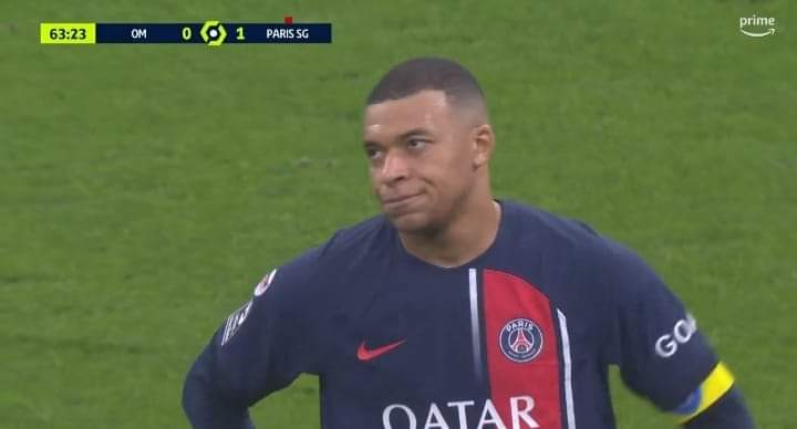 French Clásico between Paris and Marseille. Kylian Mbappe was not happy after being substituted in the 65th minute called Luis Enrique 'Fil-s de pu-te' after getting subbed? 😅 
#LeClassique  #Ligue1
#Ligue1UberEats #PSGOM