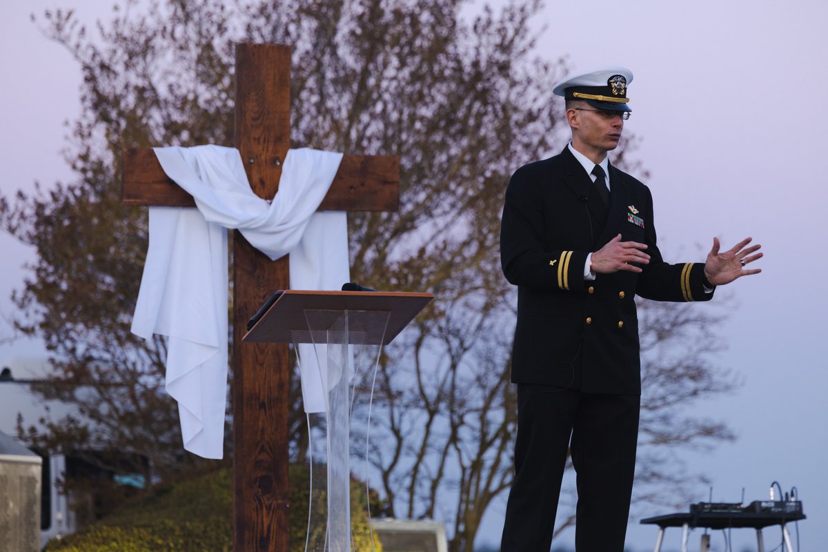 Happy Easter! 🐰🐣 Marines, Sailors and family members participated in the annual Easter Sunrise Service hosted by MCB Camp Lejeune earlier this morning. #Easter #EasterSunriseService #Families 📷 by Cpl Jennifer E. Douds