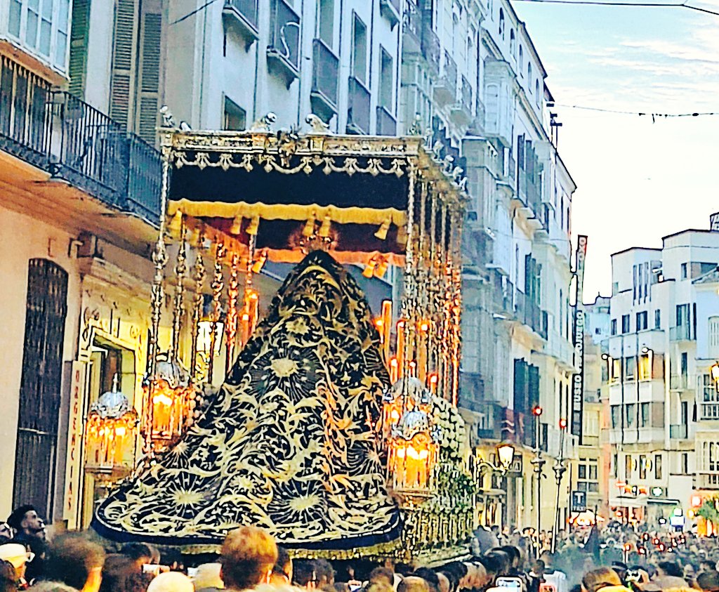 Y de esta manera es como uno se despide de la #SSantaMálaga24 viéndose alejar un palio. Decimos adiós a una Semana, que pasará a la historia por ser una de las más tristes, debido a la cantidad de Cofradías que se han quedado en casa. En el año 2025 volveremos 💪🙏#CofradiasMLG