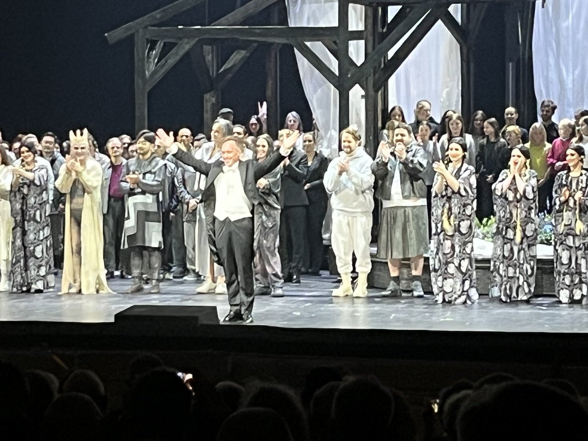 KarlHurb's tweet photo. 3 #Parsifal 4 the price of 1 @StaatstheaterN in #DavidHermann’s prod: Oberammergau sacred play, stage play in Nuremberg 1925, futurist end play. Result: Fragments instead of journey&development. #RolandBöer in pit swift & clear, could use some orch polishing. https://t.co/J3G9KhEMOo