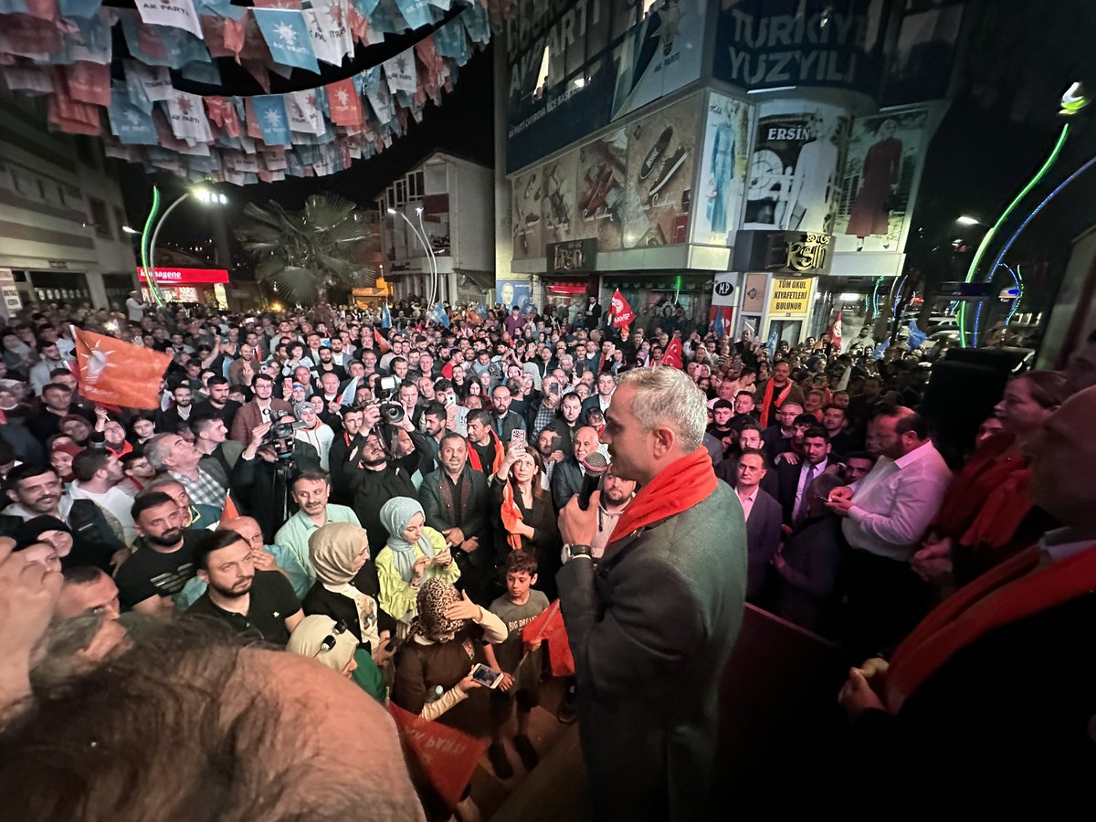 ciftcibnymn's tweet photo. Çayırova kazandı!

 Hemşehrilerimizin destek ve güveniyle üst üste seçilen ilk belediye başkanı olmanın gururunu, onurunu ve mutluluğunu hep birlikte yaşıyoruz. 

Bizlere bir kez daha inanan, güvenen ve yetki veren vatandaşlarımıza minnettarım. 

Şehrimizin inşası ve neslimizin ihyası için var gücümüzle çalışmaya devam edeceğiz.

#YapacakÇokİşimizVar
#YeniYüzyılYeniÇayırova 
#GerçekbelediyecilikAKPartidir