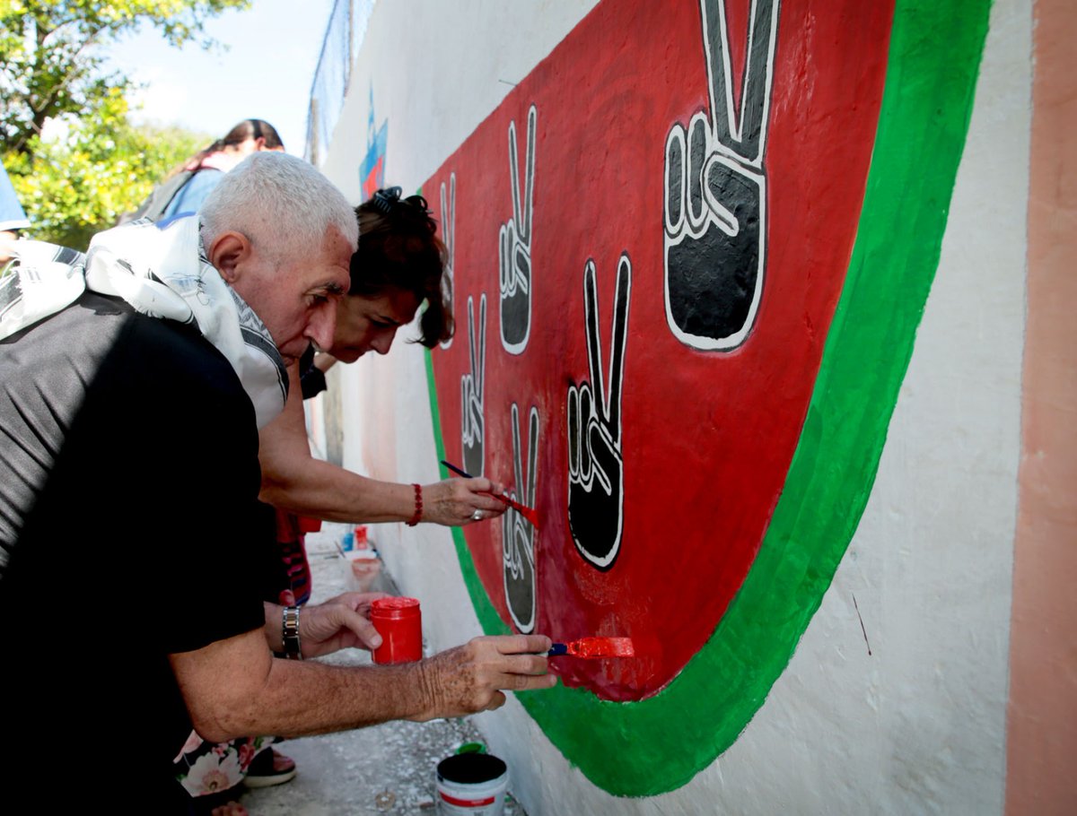 AylinAlvarezG's tweet photo. Del amor y de la solidaridad nació un mural a la vista de todos, en la capitalina calle Paseo y 21. En el Día de la Tierra Palestina, con este noble gesto, nuestro artistas denunciaron  el genocidio que comete Israel contra   el pueblo palestino. #FreePalestine https://t.co/hZ2xEUKhhp