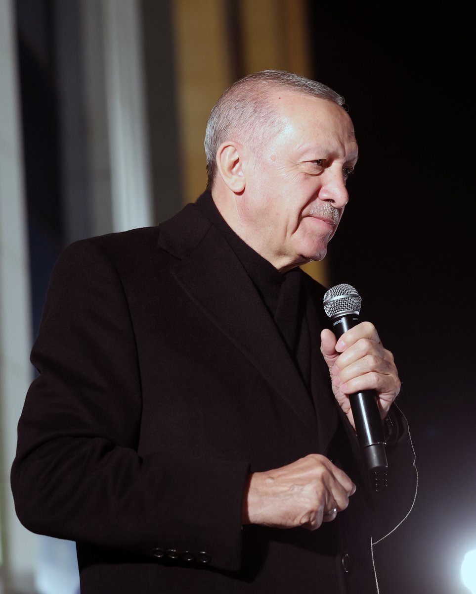 RTEdijital's tweet photo. Cumhurbaşkanımız @RTErdogan, balkon konuşmasını gerçekleştirdi.

“85 milyonun her bir ferdinin refahını, huzurunu, güvenliğini ve umutlarını artırmak için durmadan, dinlenmeden koşturacağız.” https://t.co/1B6VYVo2ZI
