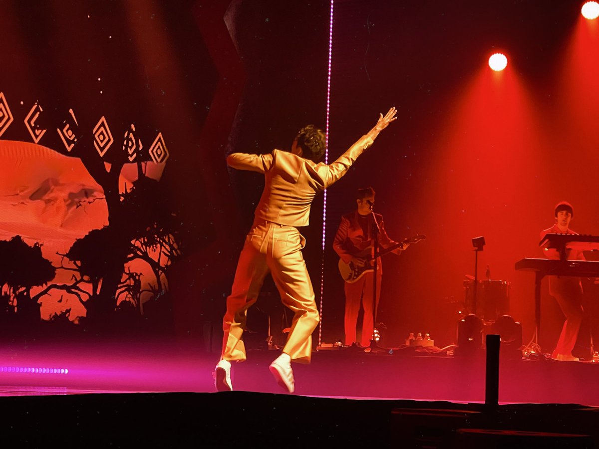 tinyl0v's tweet photo. petites photos de Mika que j'ai prise pendant le concert à Forest National :) https://t.co/B8PRlelR2q