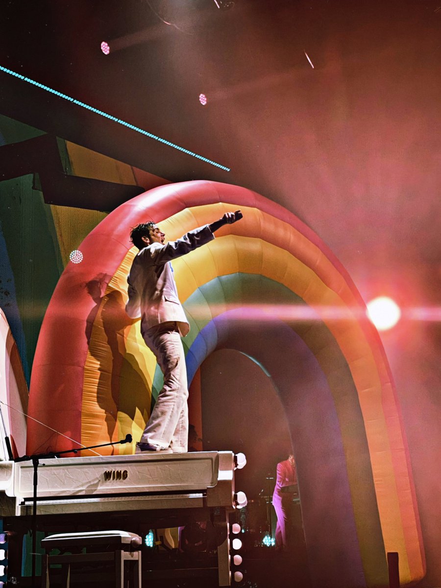tinyl0v's tweet photo. petites photos de Mika que j'ai prise pendant le concert à Forest National :) https://t.co/B8PRlelR2q