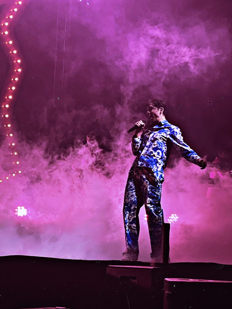 tinyl0v's tweet photo. petites photos de Mika que j'ai prise pendant le concert à Forest National :) https://t.co/B8PRlelR2q