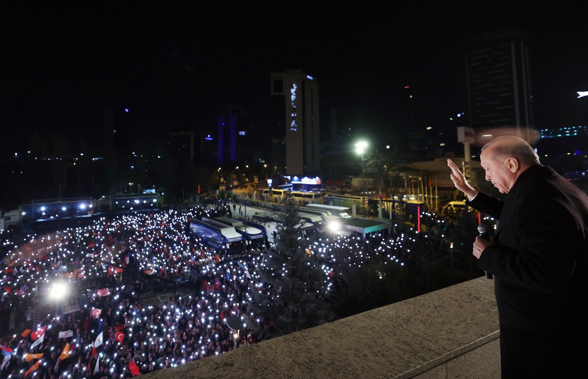 RTEdijital's tweet photo. Cumhurbaşkanımız @RTErdogan, balkon konuşmasını gerçekleştirdi.

“85 milyonun her bir ferdinin refahını, huzurunu, güvenliğini ve umutlarını artırmak için durmadan, dinlenmeden koşturacağız.” https://t.co/1B6VYVo2ZI