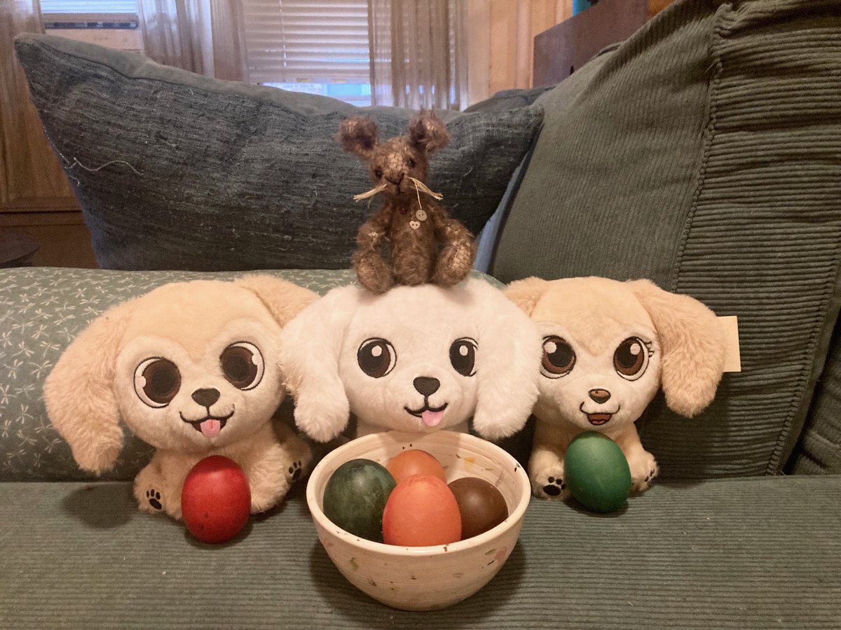 Happy Easter from the Plushie Crew, plus a special fren of theirs from @TheWordOfErynn!! 💛🤍💛🐰🥚