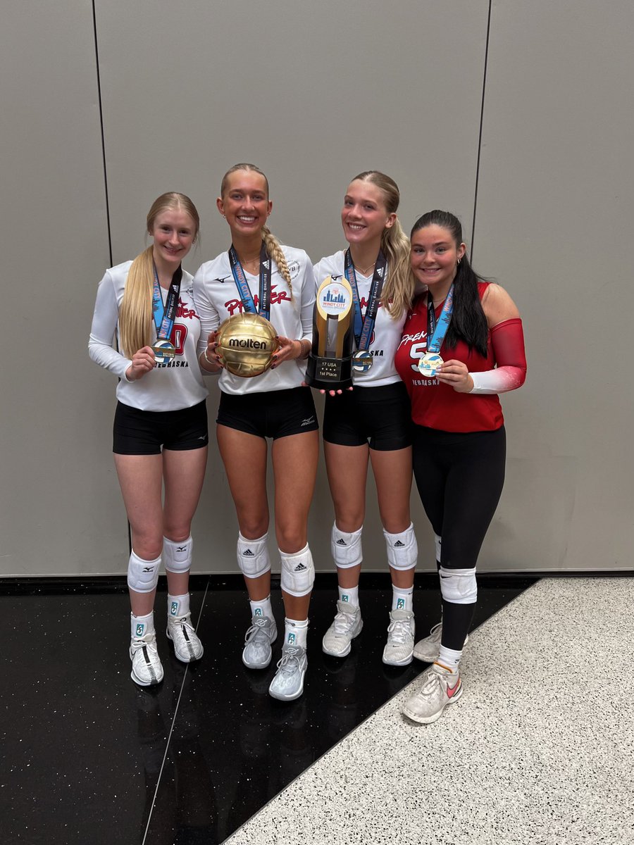 Congrats to 4 of our soon to be seniors for winning the bid & qualifying for nationals!!🥇🏐 Proud of you👏👏 @NyahPotthoff @HaileyLevinson6 @_gabbylund & Maddie Schnell