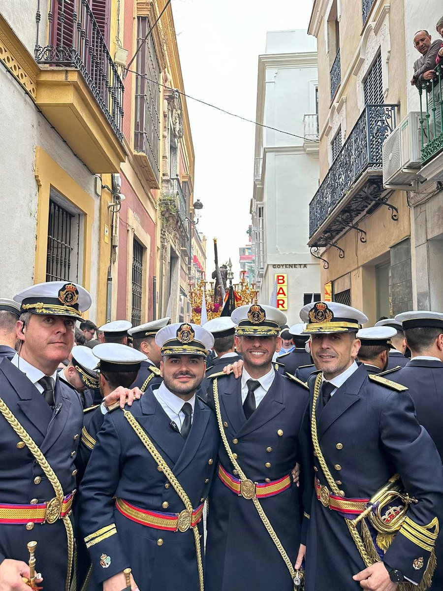 Con la sensación de que no ha sido lo que debería,pero contento de un año más haberlo vivido con mis amigos,lo bueno y lo menos bueno.
Ahí queó.⚓️