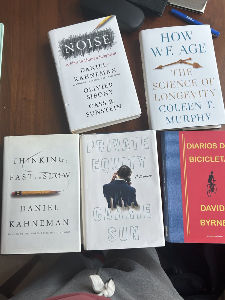 Lo que estoy leyendo: Los libros Kahneman los estoy releyendo para una presentación que tengo mañana; Murphy es una bióloga molecular especializada en envejecimiento, el de Byrne es una crónica de sus viajes en bicicleta y el de Sun es un relato sobre su pasado en un hedge fund.