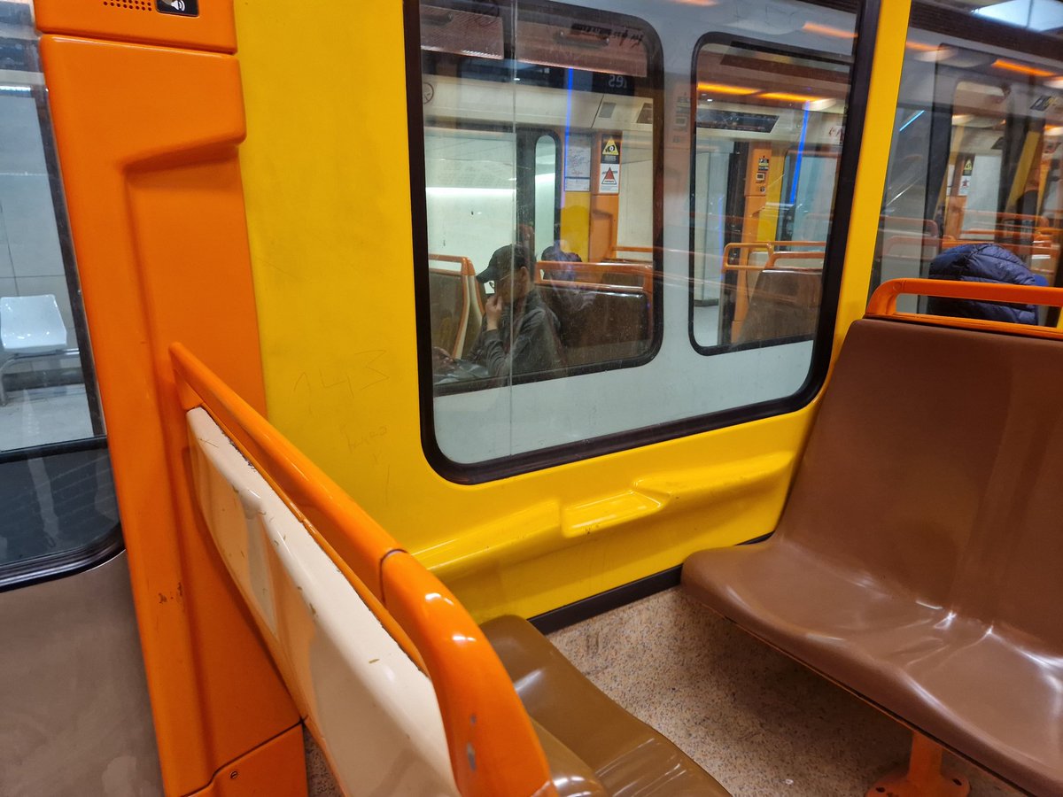 #Marseille
Dernier(s) metro(s) à Saint-Charles
Les 4 rames rament pendant 10 à 15 mn à quai se regardant en chien de faience
Les transports font donc du sur place.
#inefficacité #uburoi