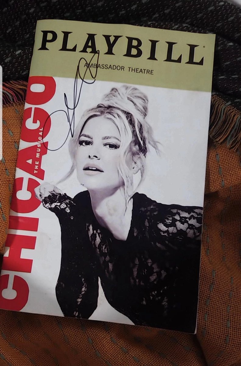 Fashion_Nexus's tweet photo. Ahhhh still can't believe I got to see #Chicago with #arianamadix before her last show. So sweet, didn't get a pic with her, but captured her glow & got my #autogragh for her! #PumpRules #broadway #nyc https://t.co/q8Jkt8BeBB