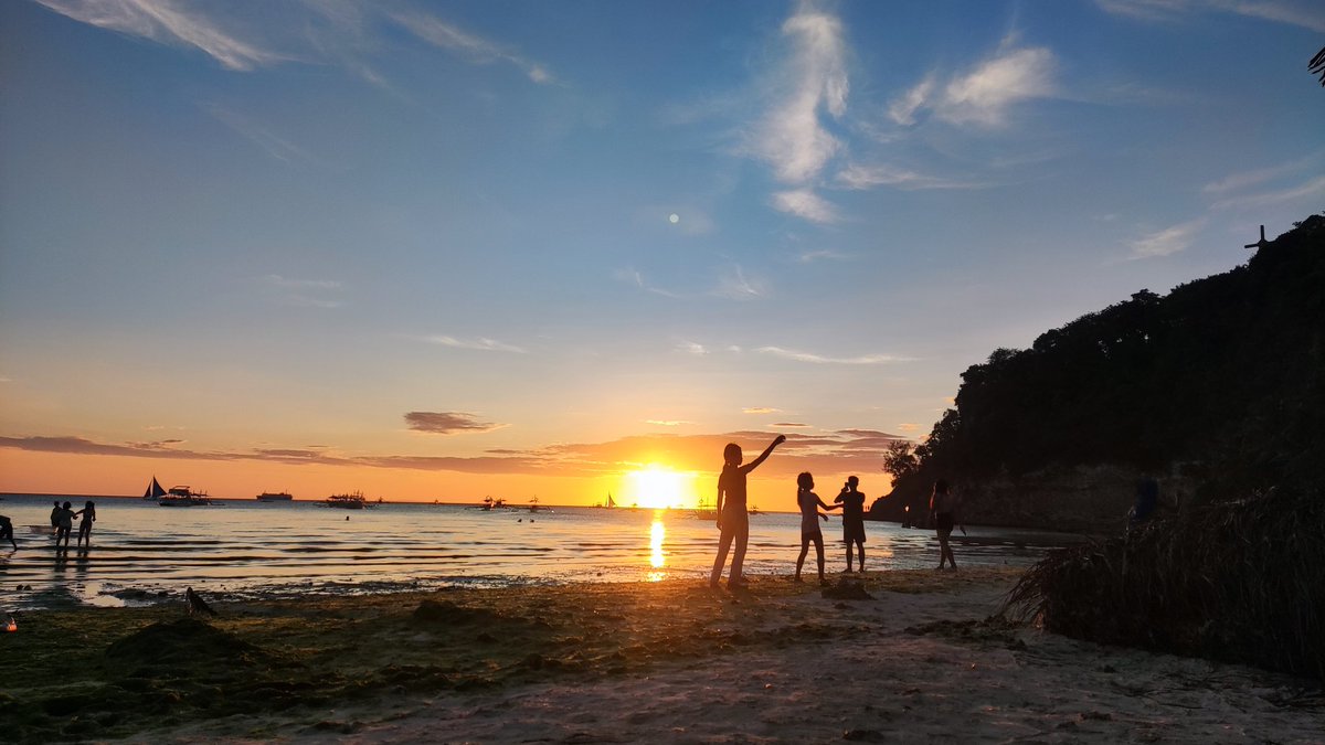 MorenoBaePuppy's tweet photo. Call me boring when you travel with me, i rather isolate myself from a lot of people just to see this magnificent view 🌅

#boracaysunset #2k24 #eastersunday #sunsetshot https://t.co/mc2TqO29yV