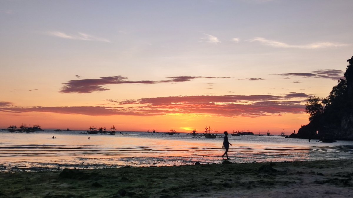 MorenoBaePuppy's tweet photo. Call me boring when you travel with me, i rather isolate myself from a lot of people just to see this magnificent view 🌅

#boracaysunset #2k24 #eastersunday #sunsetshot https://t.co/mc2TqO29yV