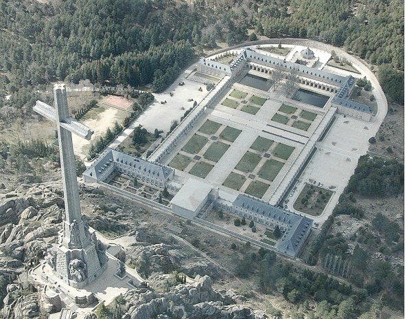 Hace hoy 65 años se inauguró el Valle de los Caídos, la mayor cruz cristiana del mundo (150 m), monumento hoy abandonado que se caerá si la Sra. Díaz Ayuso no supera sus complejos y lo declara Bien de Interés Cultural, por su relevancia histórica, artística y arquitectónica.