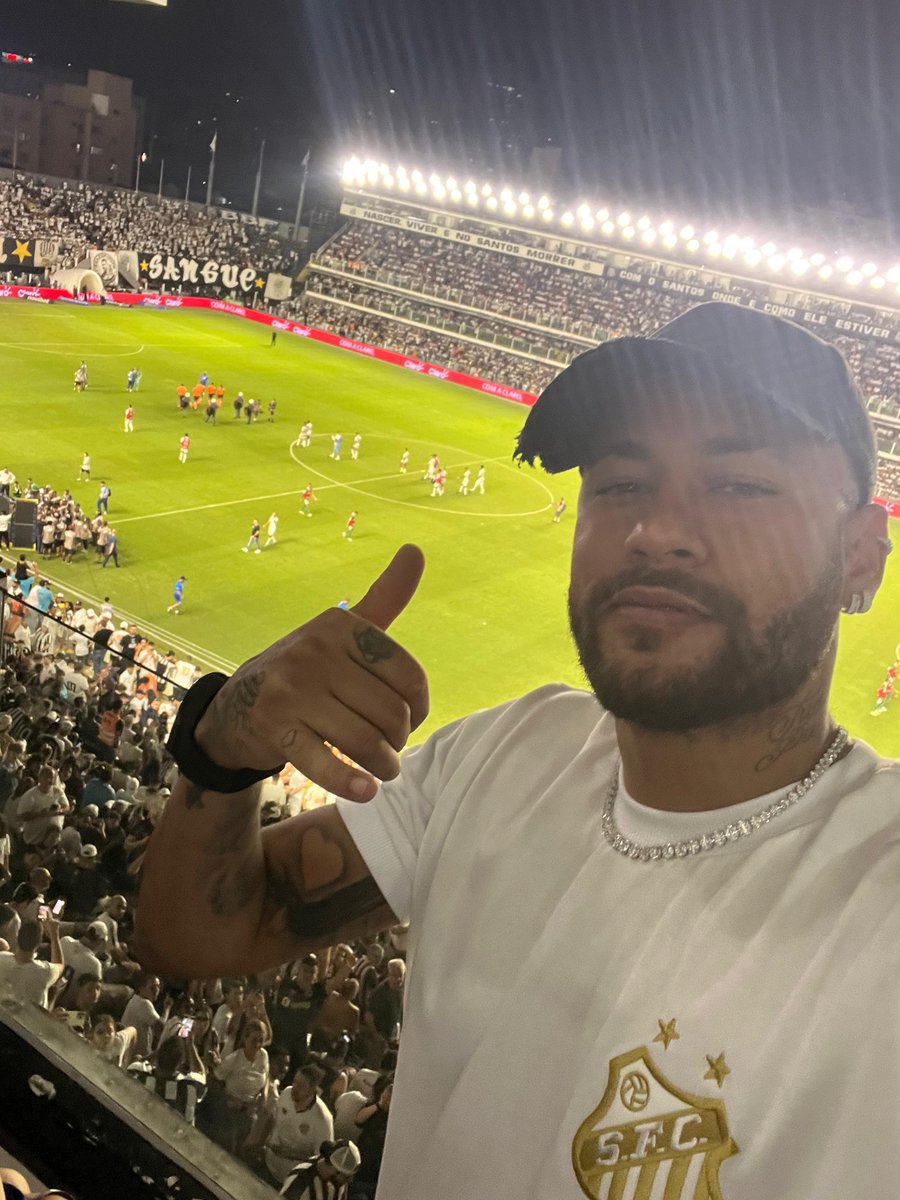 SantosFC's tweet photo. Presente em mais uma vitória em clássico no Alçapão. 🤳

🏳️ NEYMAR JR. 🏴 https://t.co/tp5kLdBlPu