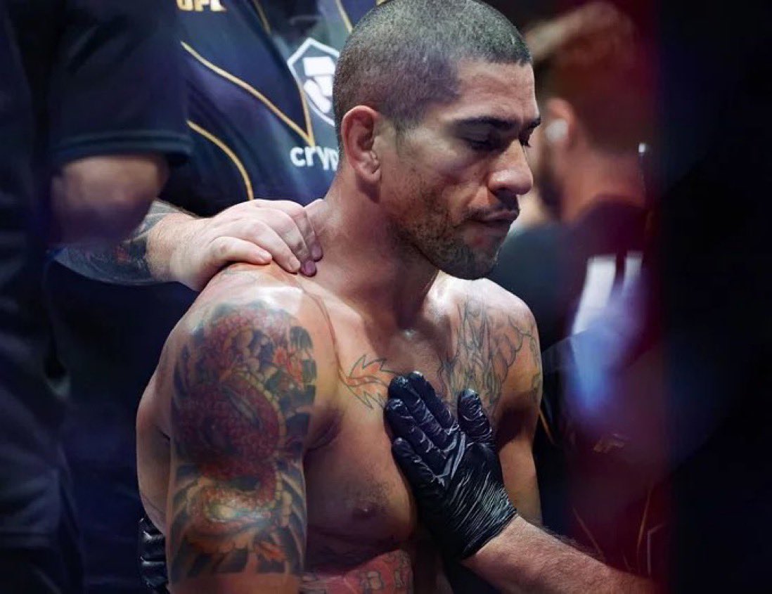 LiamHealy16's tweet photo. 🚨BREAKING NEWS🚨

UFC 300 in jeopardy as Light Heavyweight Champion Alex Pereira has been hospitalised after suffering several fractures in his spine due to carrying the UFC so hard. 💔
(Via @danawhite) https://t.co/sAf2qPyc2q