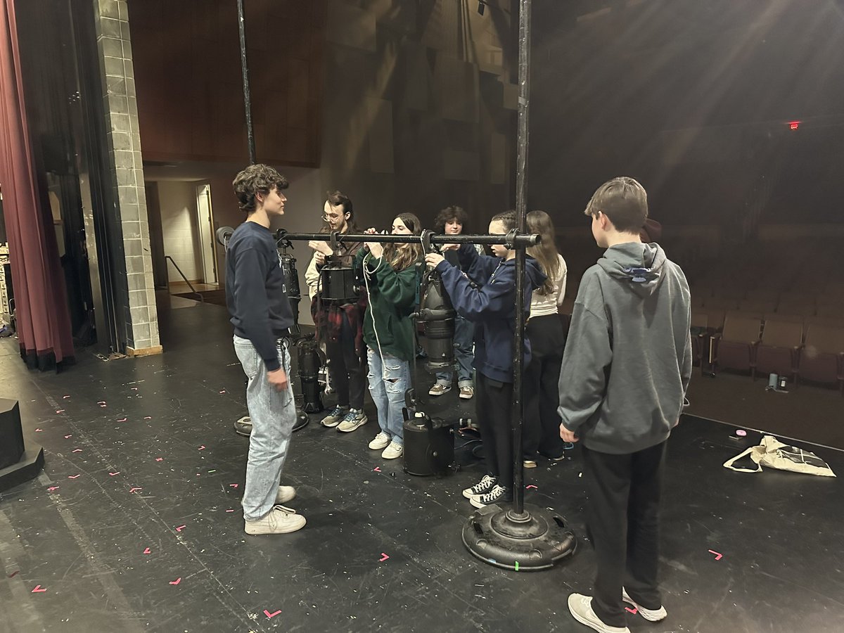 rmhselectrics's tweet photo. Off to a great start this season!! A bunch of new people have joined our crew for the first time so we started off with elx 101💡 https://t.co/S9SkEe0cXQ