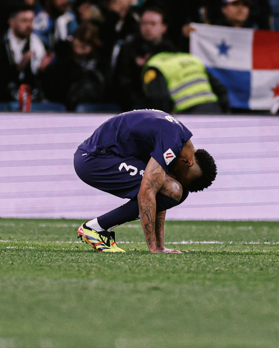 Eder Militao luego de volver a jugar tras 7 meses de baja por la lesión de ligamentos cruzados. ❤️

Y en el fondo, la bandera más hermosa del mundo 🇵🇦🥹