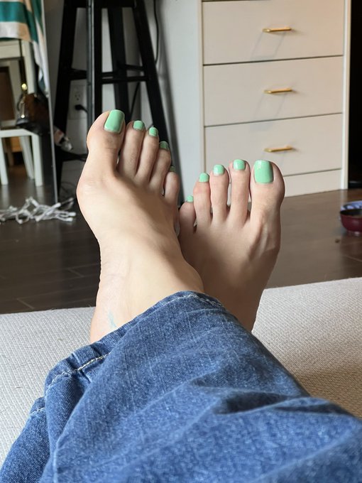Posting again cause I love my toes so much 🐣🩵 https://t.co/cFWeH9WX7Z