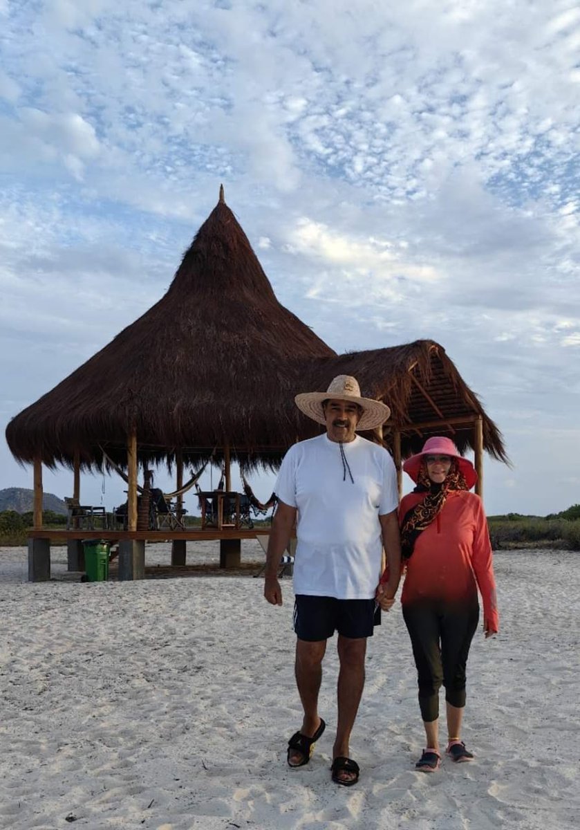 Nicolás Maduro (@nicolasmaduro) on Twitter photo Ya regresando con Cilia de la mano, de un día de aire fresco del mar, las pilas recargadas para seguir en nuestro camino bendito de Unidad, Lucha, Batalla y Victoria... Dios con Nosotr@s...siempre Triunfando... Bendiciones... Ya regresando con Cilia de la mano, de un día de aire fresco del mar, las pilas recargadas para seguir en nuestro camino bendito de Unidad, Lucha, Batalla y Victoria... Dios con Nosotr@s...siempre Triunfando... Bendiciones...