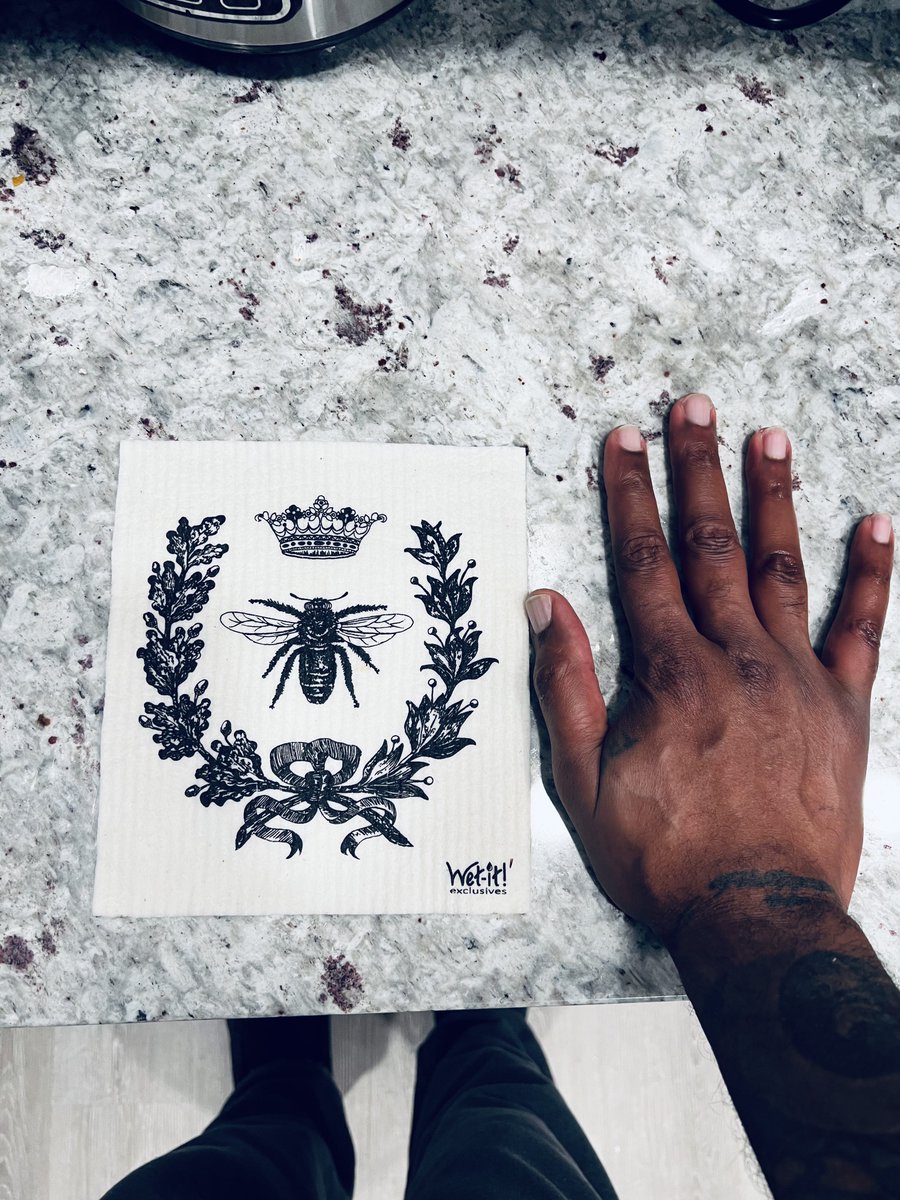 BruceBeeKeeper's tweet photo. I’m thinking I need to get this lady on my hand. ☺️ https://t.co/umFXO0U1c2