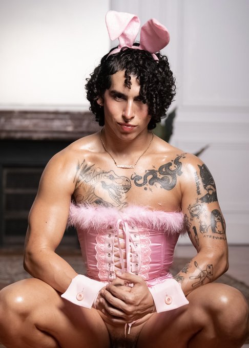 POV: The Easter Bunny staring at you with serious breeding intentions. https://t.co/NdxtIF76AO