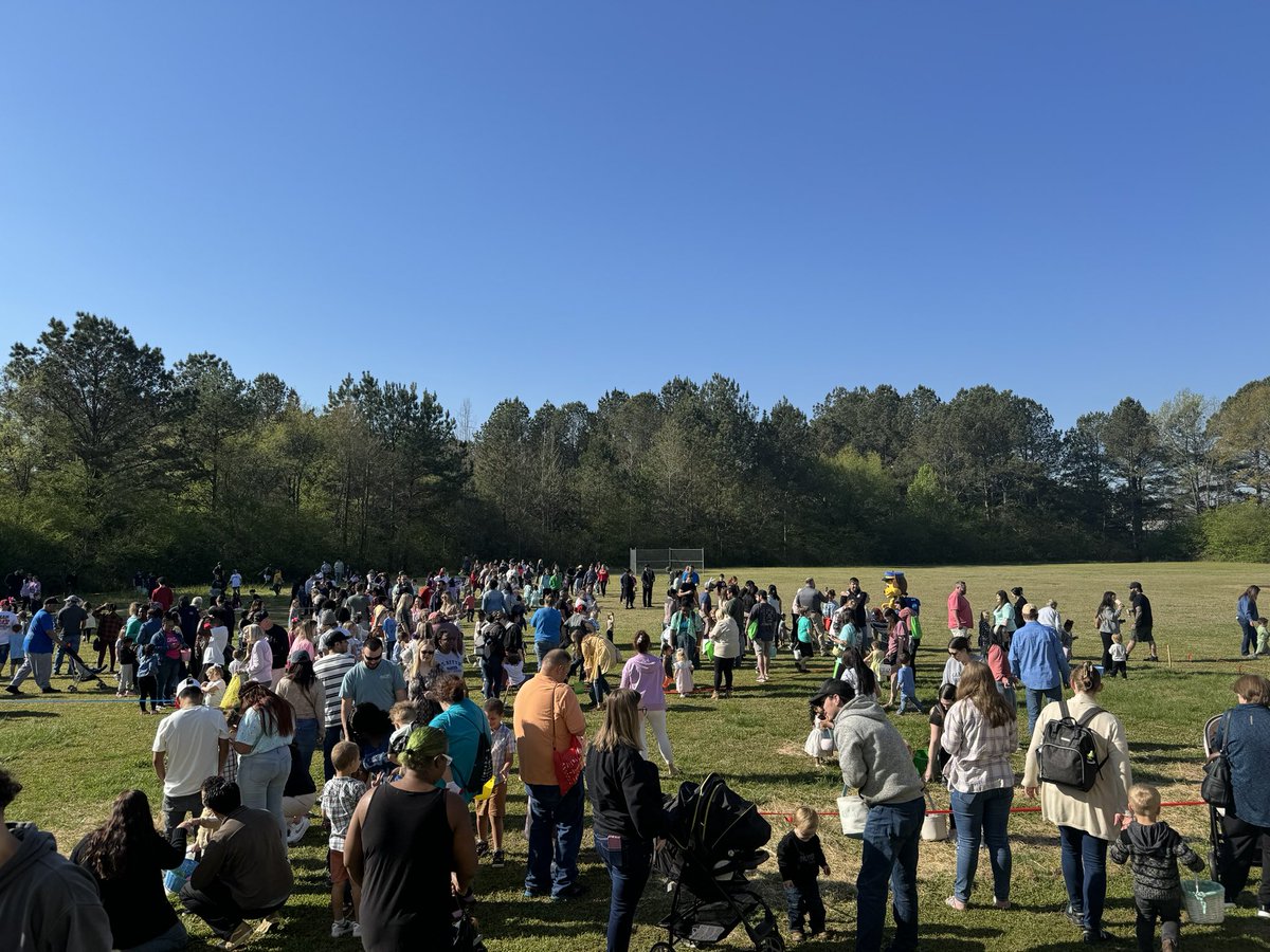 ChiefBPartridge's tweet photo. We had a wonderful time yesterday at the Easter egg hunt. #oxfordpd #EasterWeekend #serviceandprotection https://t.co/OR8PI9gSxt