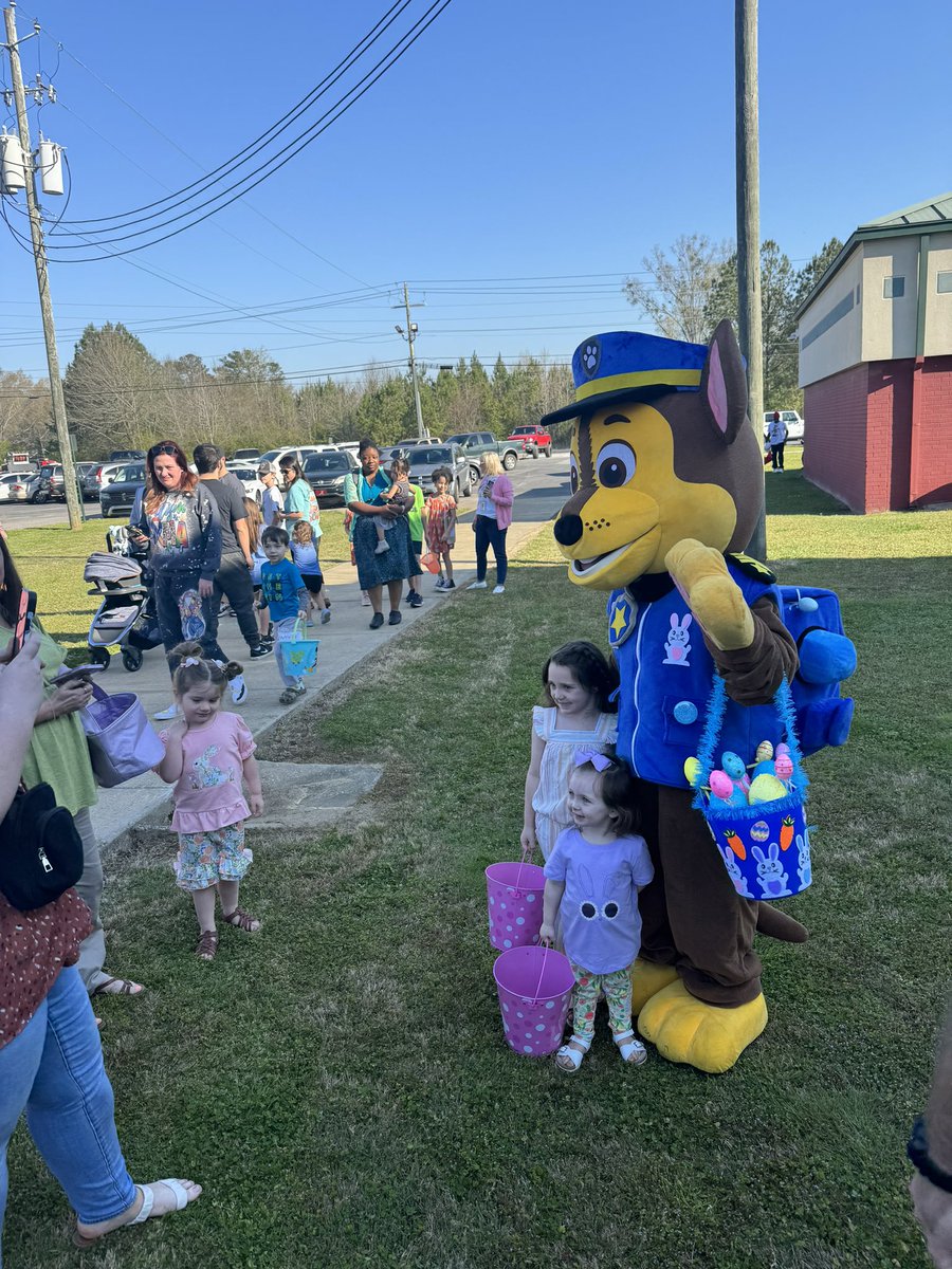 ChiefBPartridge's tweet photo. We had a wonderful time yesterday at the Easter egg hunt. #oxfordpd #EasterWeekend #serviceandprotection https://t.co/OR8PI9gSxt