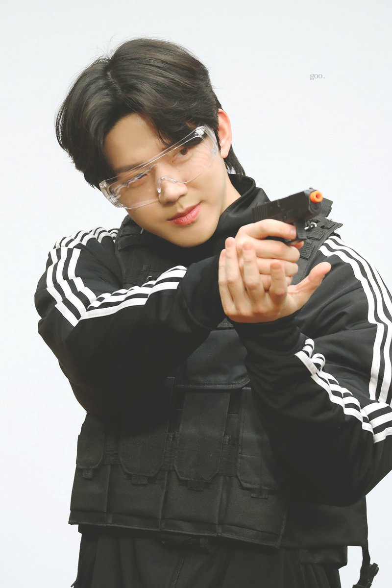 이 사진 개백수 삼촌이 특수요원이엇건것<<같이 생김…