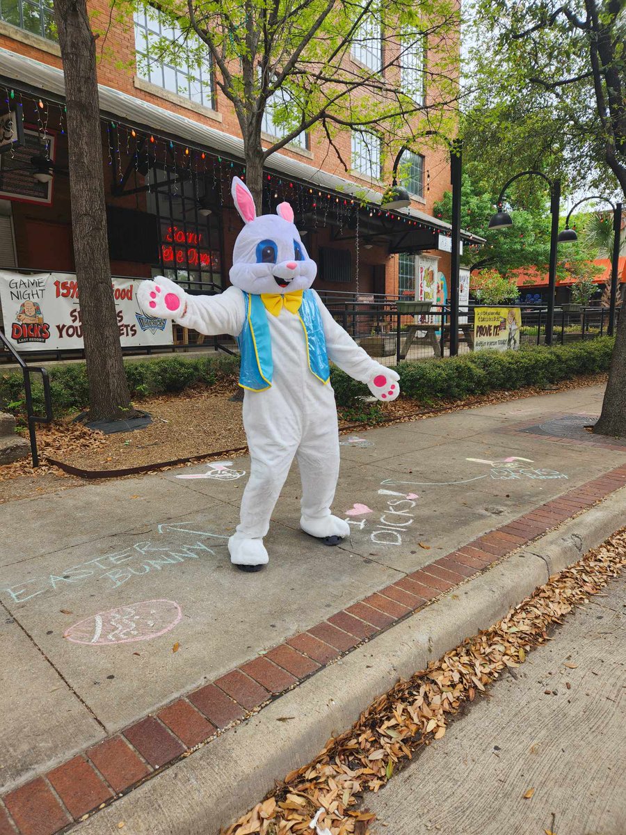 DickSez's tweet photo. Look, there's that fantastic balloon art again! Even the Bunny's a fan!

#dicksdallas #dickslastresort #easter #easter2024 #funnybunny #fun #funforall https://t.co/FWrKCQP3Qb