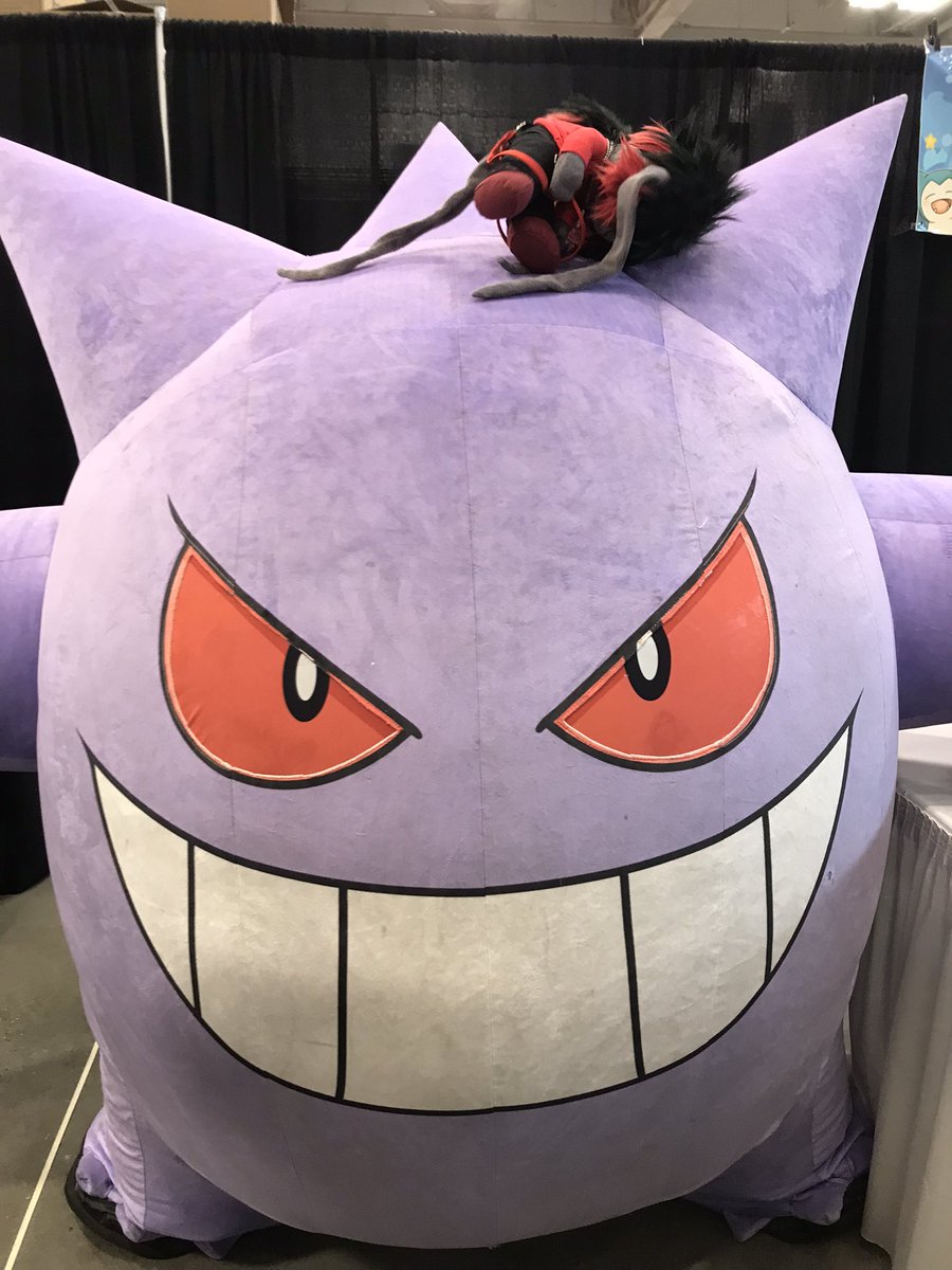 these are my only two pics from the last day of Sakuracon, featuring @KaliSnowKitty and Gengar (who I didn’t know had a real person inside of it???)