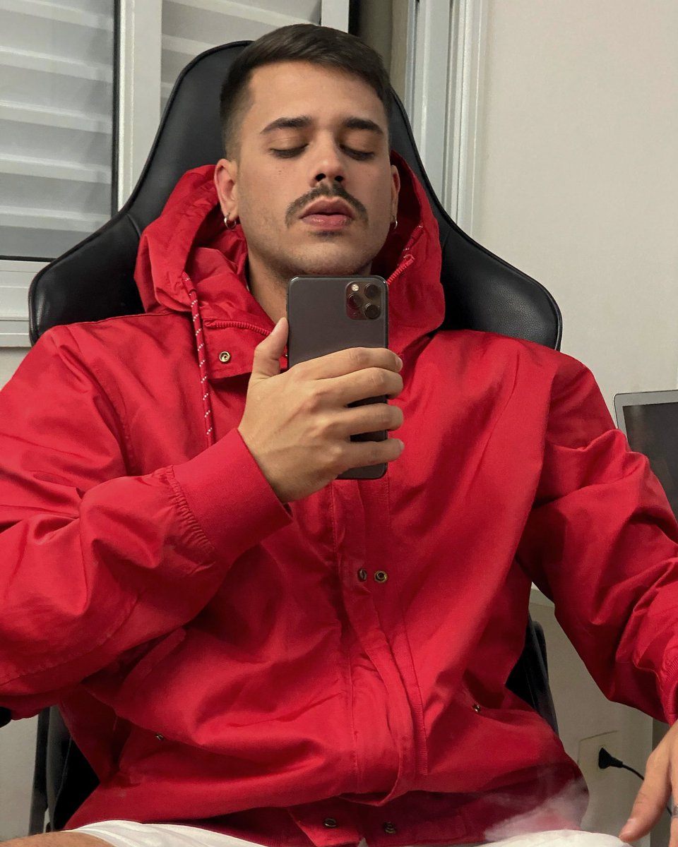 nicofagnoni's tweet image. se a fernanda ficar reproduzo essa foto pelado com o pau estralando