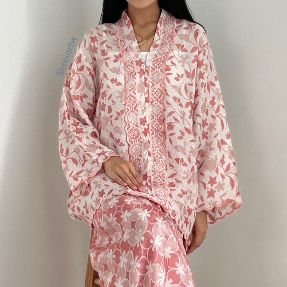 You will never go wrong with batik 💗 cantik