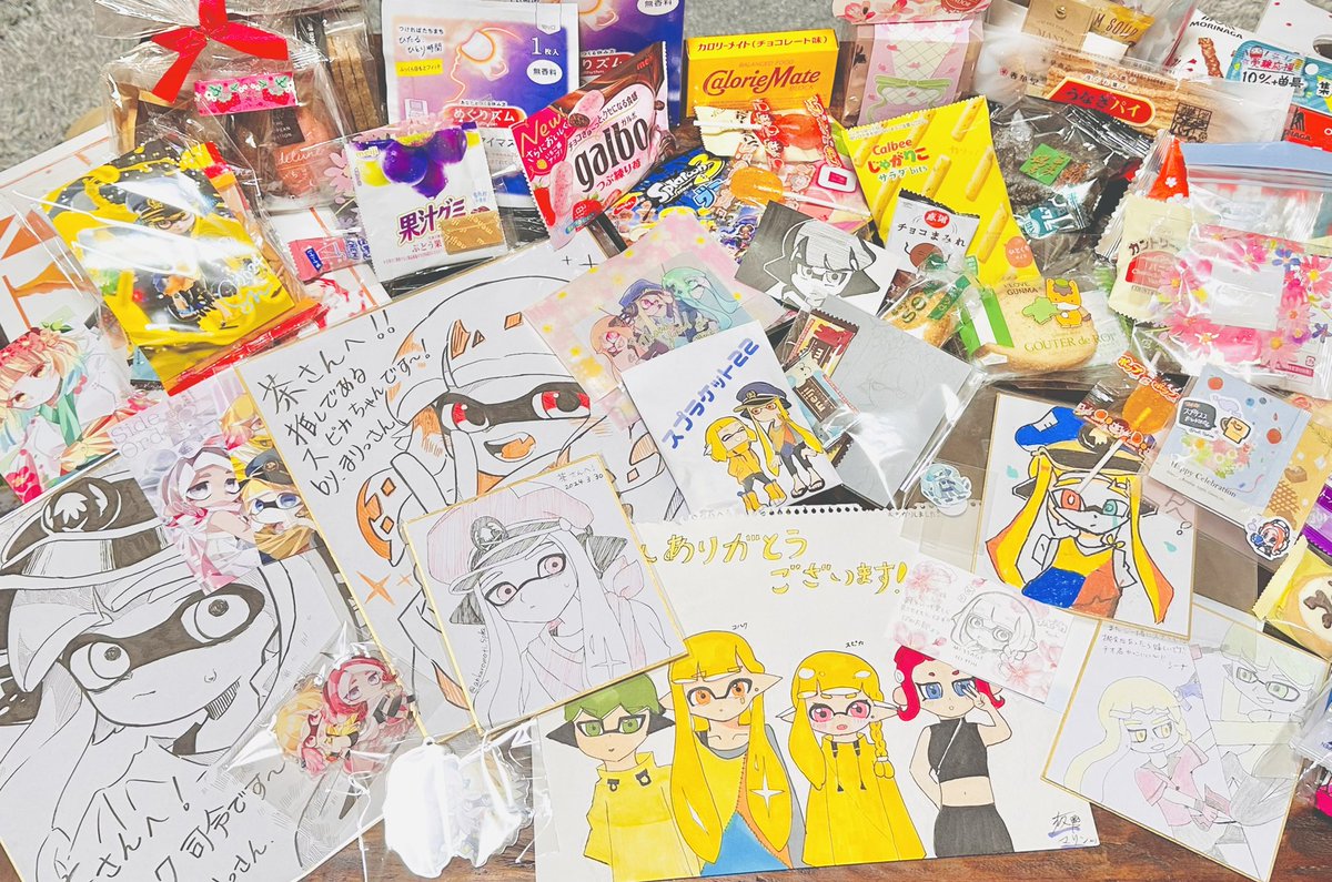 スプケ22改めてありがとうございました!たくさんの差し入れやFAを頂き涙が止まりませんーーーー!!!!!
いくつか食べてしまったものもありますが記念に並べて写真を撮りました!
本当に本当にありがとうございました✨ 