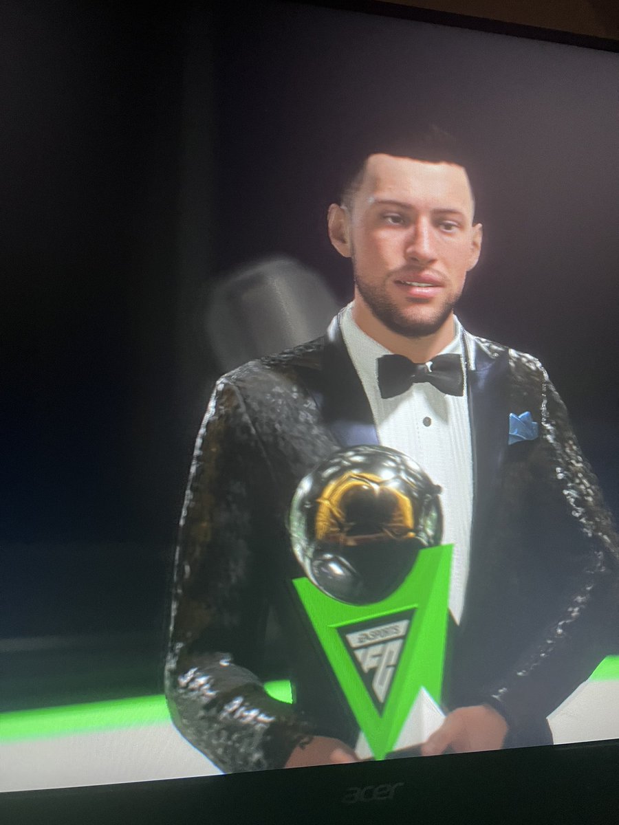 mrusu903's tweet photo. Spieler des Jahres Wow!!!! VIELEN DANK Leute. 

Diese Saison war unglaublich, jetzt holen wir uns den Pokal nach Hause. 

Ich kann nur nochmal Danke sagen für diese Saison❤️❤️❤️ https://t.co/xeNBE6j7JL