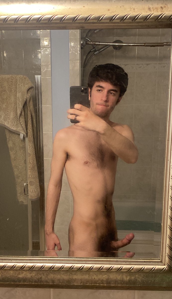Gotta love a mirror selfie w/ erect penis 💪🍆